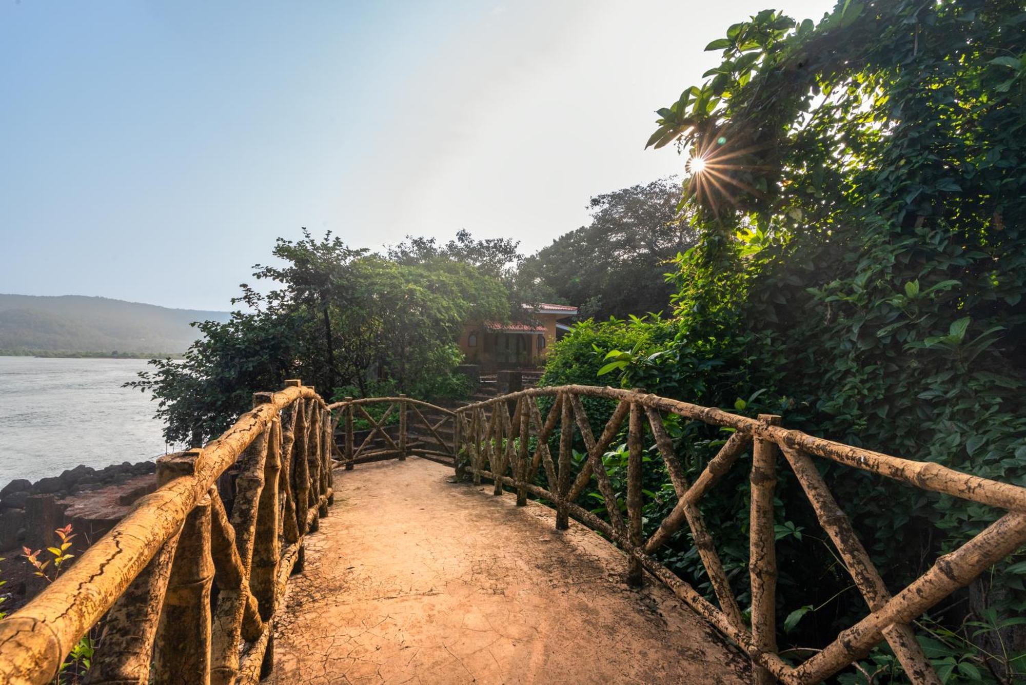 Saffronstays Athaang, Dapoli Ānjarle Exterior photo
